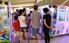 快(kuài)乐(lè)球王禮品機(jī)在(zài)超市(shì)吸引人(rén)目光