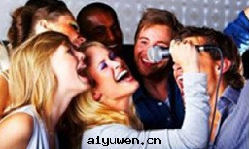 中(zhōng)國(guó)的(de)迷你ktv吸引老(lǎo)外(wài)来(lái)體(tǐ)验(yàn)